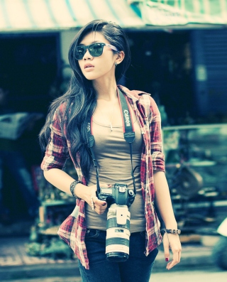 Картинка Brunette Asian Girl With Photo Camera на телефон Samsung Muse