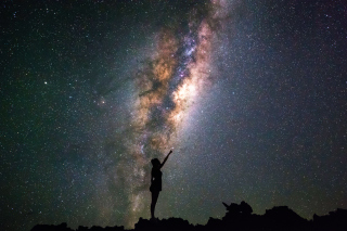 Обои Girl silhouette on night sky background для Huawei Ascend X