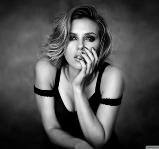Обои Scarlett Johansson Black And White на iPad