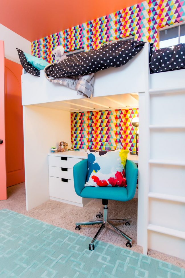 Кровать-чердак с рабочей зоной поможет сэкономить место в комнате