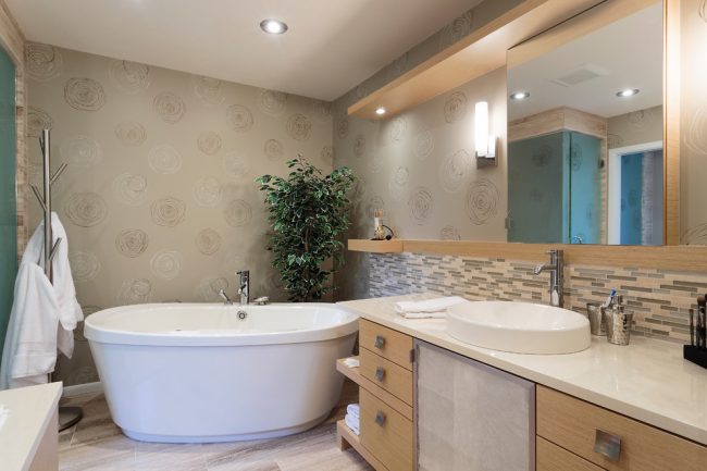 Теплые бежевые оттенки в ванной комнате помогут расслабиться 