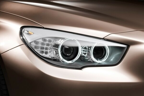BMW Concept 5 серии Gran Turismo во главе короны кольца