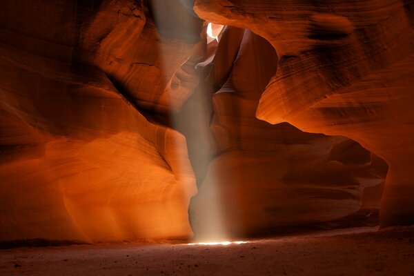 Красивая каньон пещера