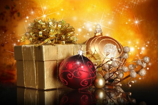 Рождественские подарки и шары