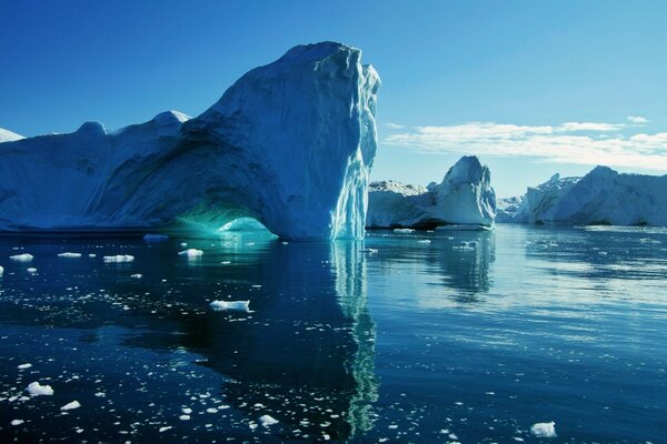 Большие голубые айсберги