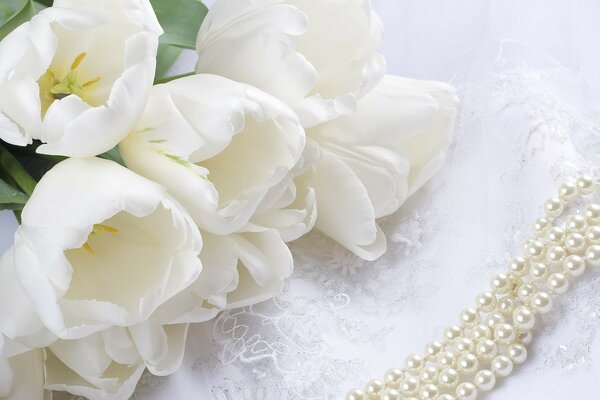 Цветы жемчуг белые тюльпаны кружево бусы букет
