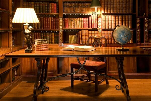 кабинет книги лампа глобус стол