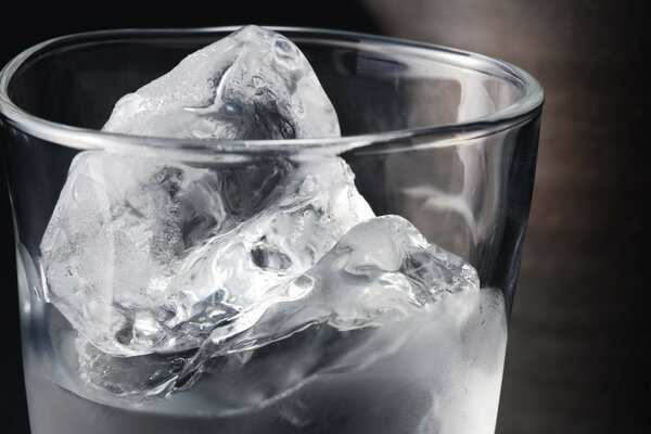 Лед в стакане воды