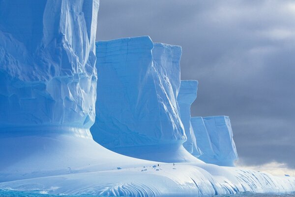 Огромные глыбы льда