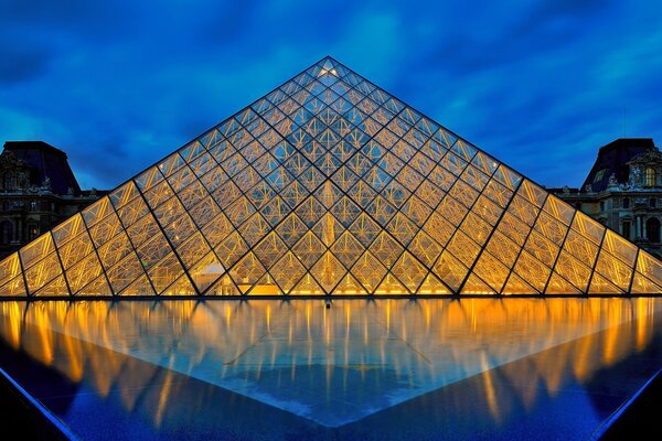 Стеклянная пирамида в Лувре, Париж