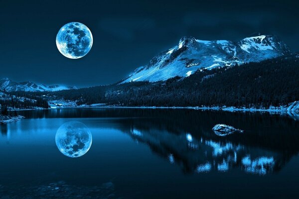 Луна над горным озером