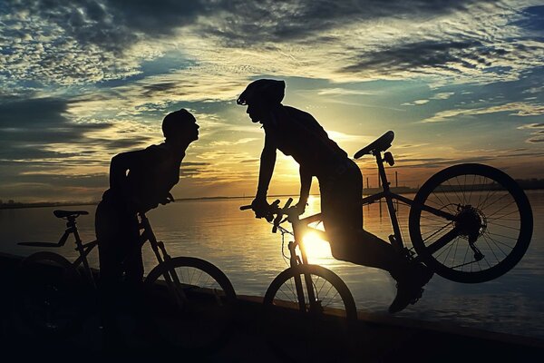 Влюбленная пара на велосипедах
