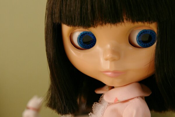 Голубые глаза куклы