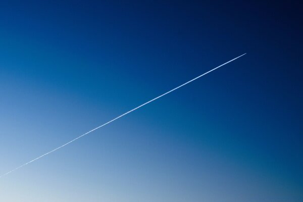 Небо градиент. и следа самолета