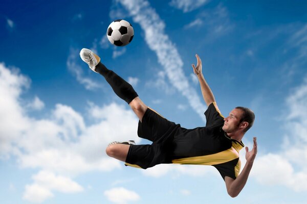 Футболист ногами мяч в воздухе