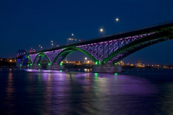 Мир мост ночью