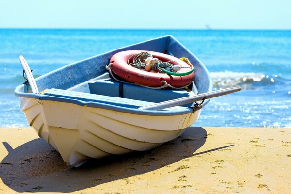 Старая лодка на пляже