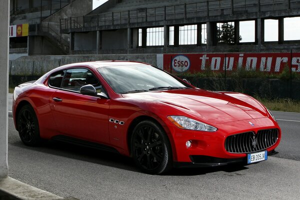 Красные Maserati GranTurismo с