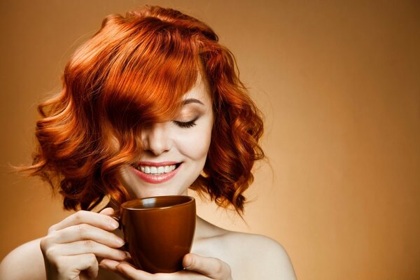 Красные волосы женщина, пить кофе