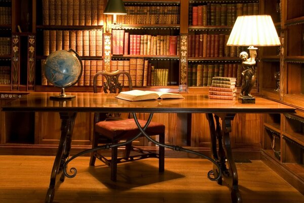 Античная библиотека стол