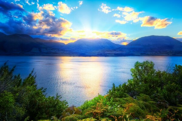 горы озеро вода Природа зелень облака солнце небо