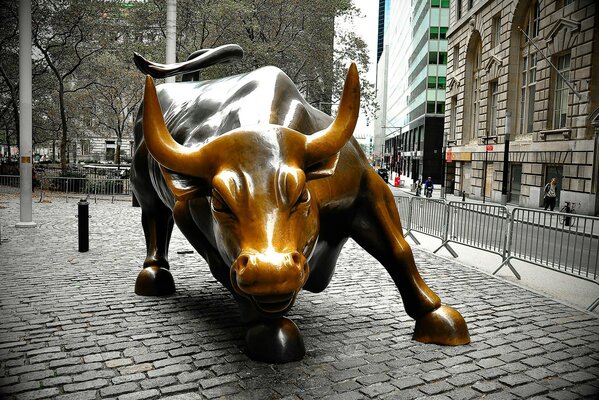 Фигура быка в полный размер на Уолл Стрит в Манхеттене