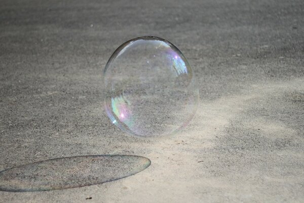 Пузырь с тенью