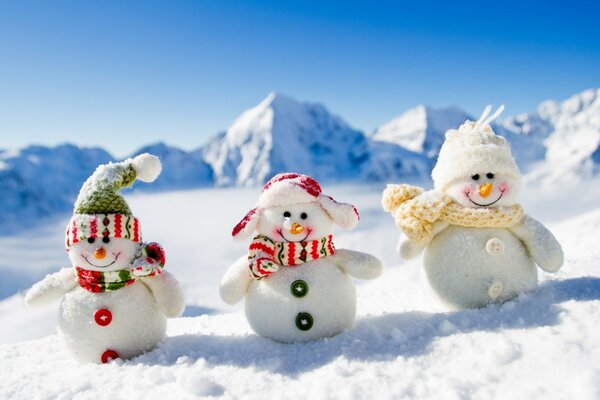 Три веселых снеговика покоряют гору Эльбрус