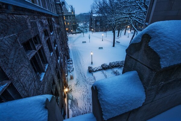 Свежий снег на балконе