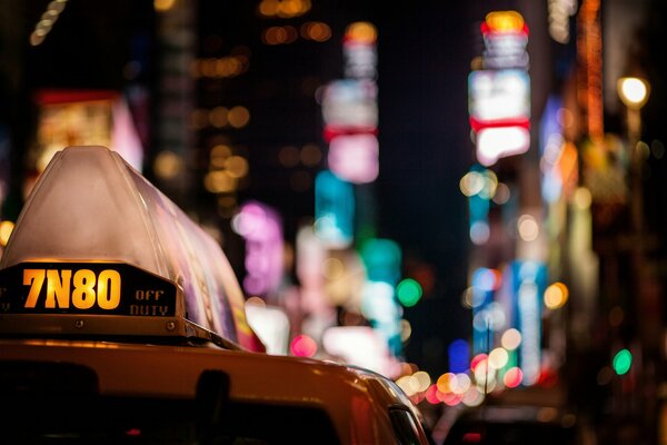 такси машина город ночь небоскребы огни разноцветные боке