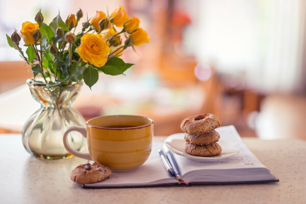 ваза розы желтые блокнот ручки чашка чай кофе печенье выпечка