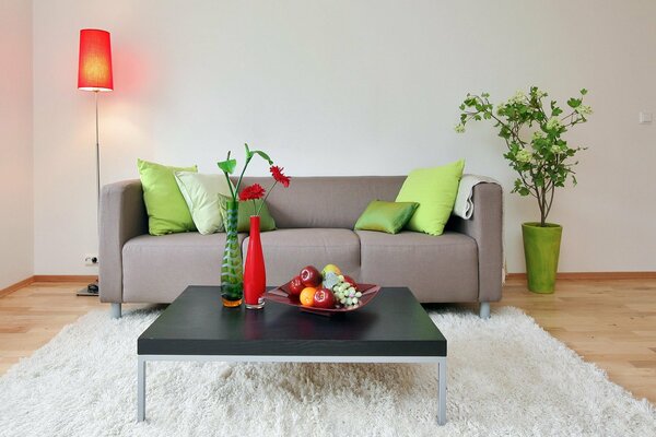 обои интерьер стиль дизайн дом стол диван белый ковёр растение вазы фрукты мебель белые обои