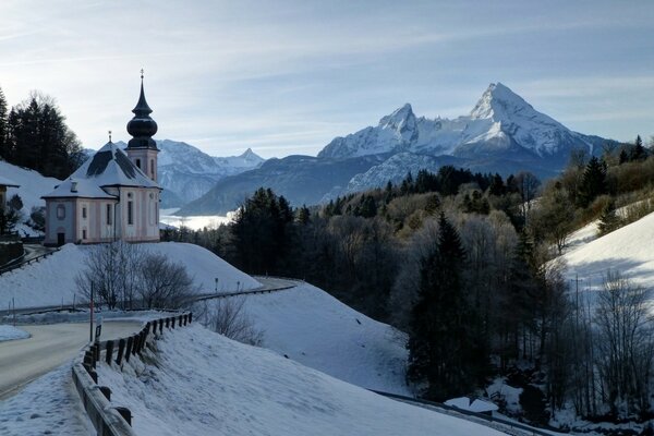 баварские альпы церковь берхтесгаден пейзаж церковь мария герн альпы лес бавария дорога германия ремонт горы гора вацманн зима
