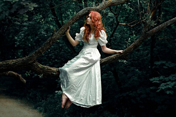 рыжеволосая девушка полина платье лес