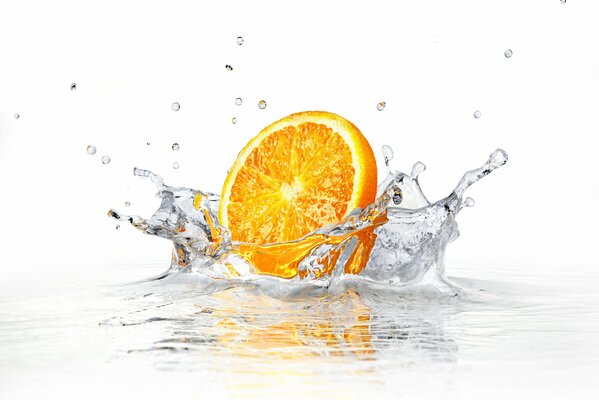 белый фон долька апельсина брызги вода спреи