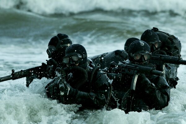 морской спецназ боевые пловцы группа волны море оружие автоматы акваланг маска