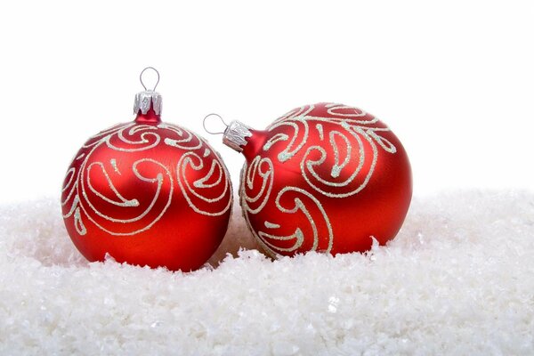 новый год рождество праздник шары красные снег елочные игрушки белый фон