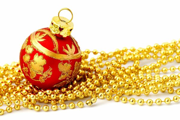 новый год рождество праздник шар красный шарик елочные игрушки узор бусы золотые белый фон
