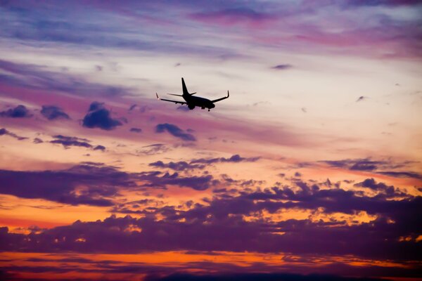 самолет пассажирский полет высота вечер закат небо облака