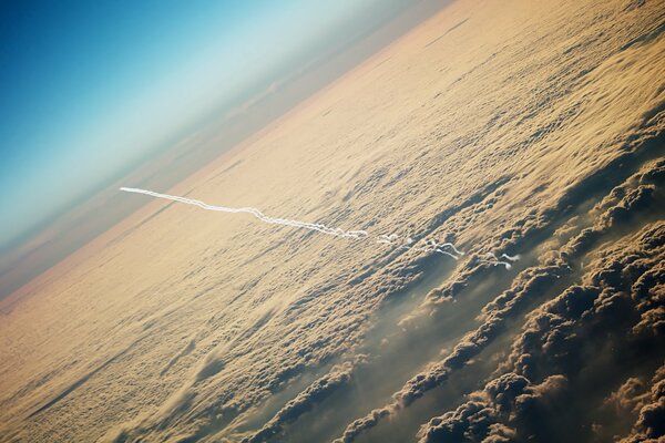небо облака высота самолет след