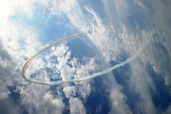 небо облака самолеты истребители пилотаж кольцо