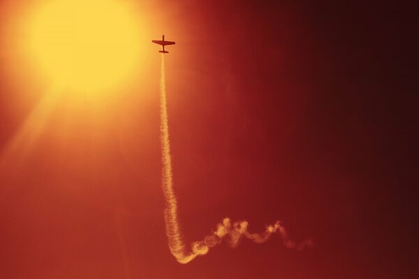 самолеты авиация воздух небо дым шлейф солнце небеса полет трюки скорость вечер