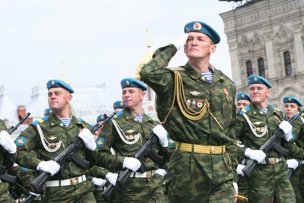 вдв десатники солдаты бойцы элита гордость военные голубые береты день вдв воздушно-десантные войска рф россия армия честь