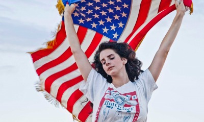 Девушка Lana Del Rey Певица Флаг