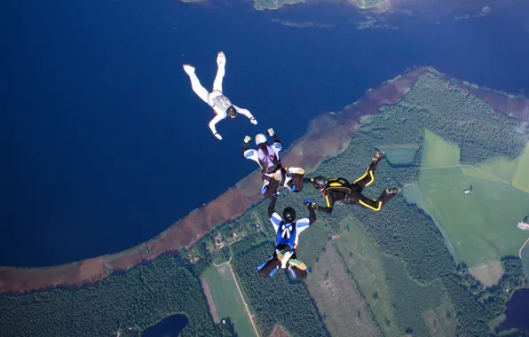 Обои formation skydiving, сараи, 4-way FS, парашютисты, шлем, дома, фермы, экстремальный спорт, озеро, парашют, контейнер, парашютизм