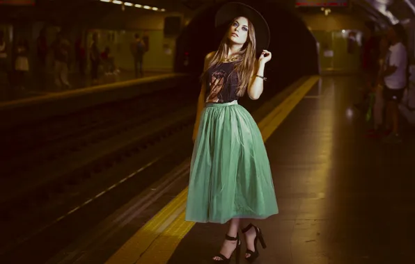 Обои юбка, девушка, босоножки, метро