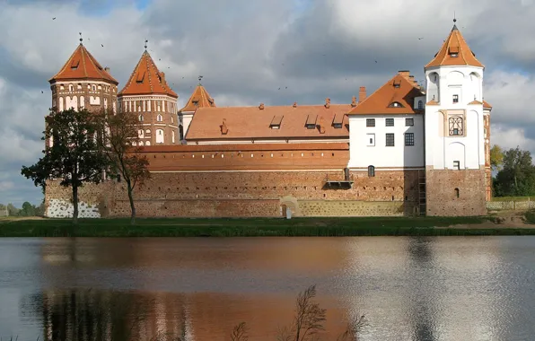 Обои башня, Беларусь, небо, Мирский замок, река, облака