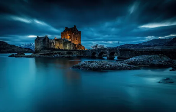 Обои Замок Эйлен-Донан, Шотландия, ночь, вода, Scotland, Eilean Donan Castle, замок, фьорд, мост, Loch Duich