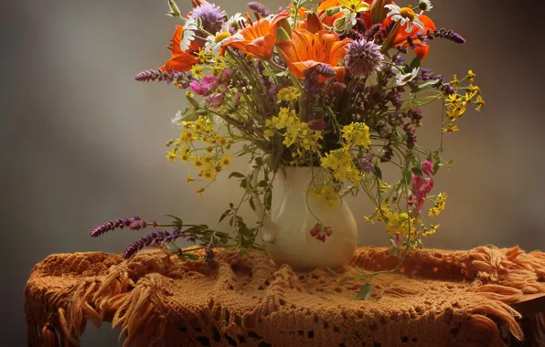Обои ваза, цветы, стол, лилии, скатерть, васильки