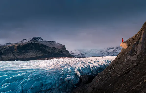 Обои ледник, обрыв, скалы, пейзаж, девушка, Исландия, настроение, красное платье, горы
